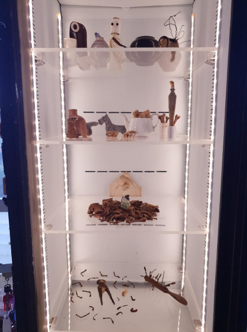 קבוצת ילדים לובשים אפודים זוהרים צועדים בתוך מחסן תעשייתי